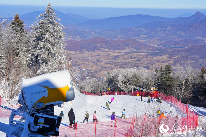 23日,滑雪愛好者在吉林北大湖滑雪度假區暢滑。人民網記者 李洋攝