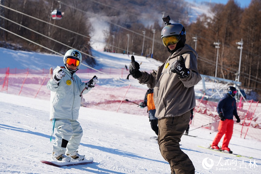 游客在吉林北大湖滑雪度假區學習滑雪。人民網記者 李洋攝