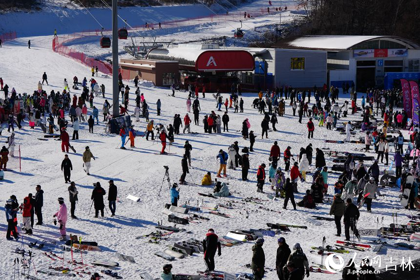 23日,吉林省2024—2025新雪季開板首日,大批滑雪愛好者抵達滑雪場開啟今年的滑雪“首秀”。人民網記者 李洋攝