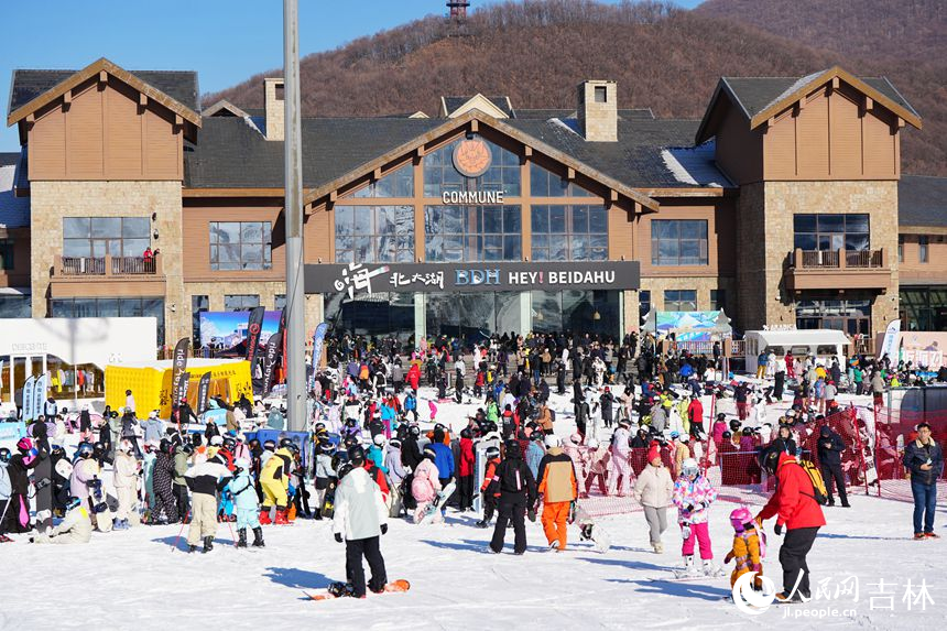 23日，吉林北大湖滑雪度假區游客如織。人民網記者 李洋攝