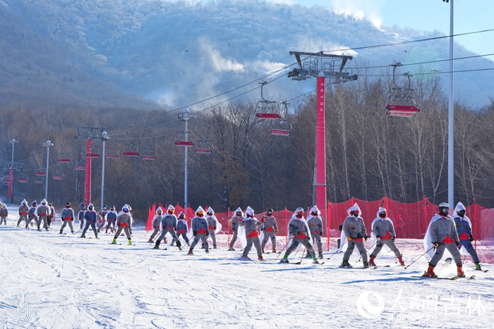 開板儀式上，滑行表演精彩上演。人民網記者 李洋攝