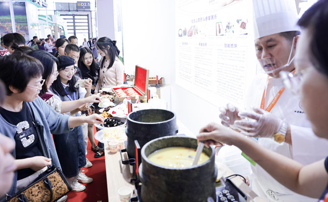 人參非物質文化展示區參觀品嘗者絡繹不絕。