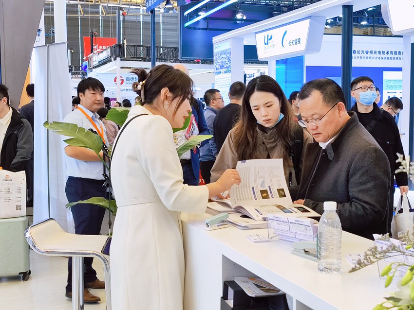 3月20日至22日，慕尼黑上海光博會期間，長興基金董事長（右一）李敬言參觀走訪企業
