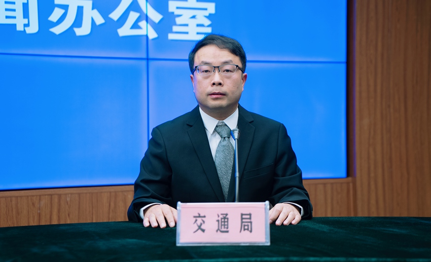 長白山管委會交通局副局長劉濤發言。