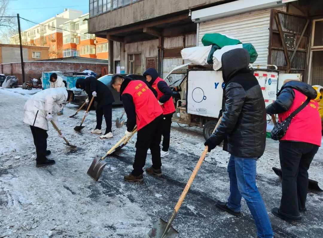  長春市朝陽區湖西街道：清雪除冰暢通出行路12月3日，湖西街道辦事處工作人員帶領全體機關干部、長久社區工作人員、湖西環衛中隊共140余人到長久社區老舊小區背街小巷區域開展道路除冰活動。