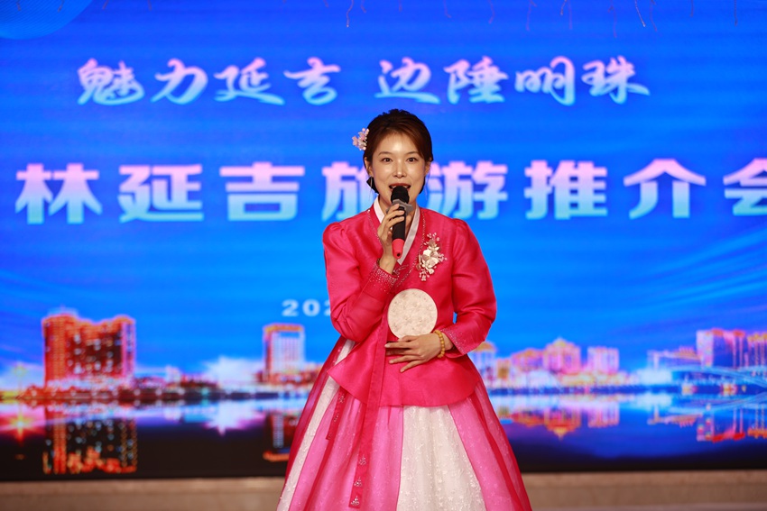 主持人作主題推介。李軍廣 攝