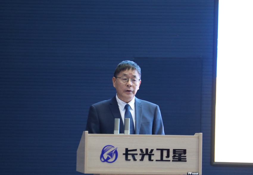 長春市工信局局長方述華圍繞促進全市航空航天及應用產業發言。