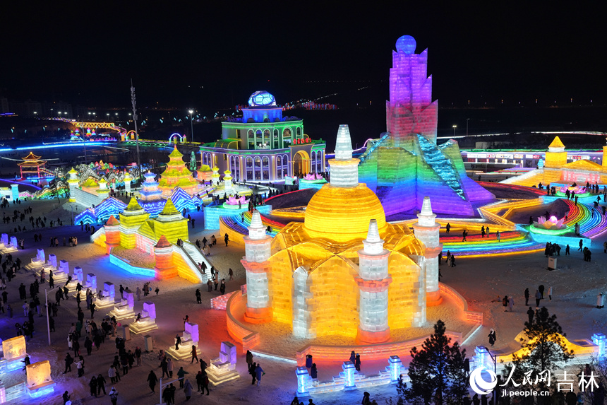 16日，長春冰雪新天地景區亮燈迎客。人民網記者 李洋攝