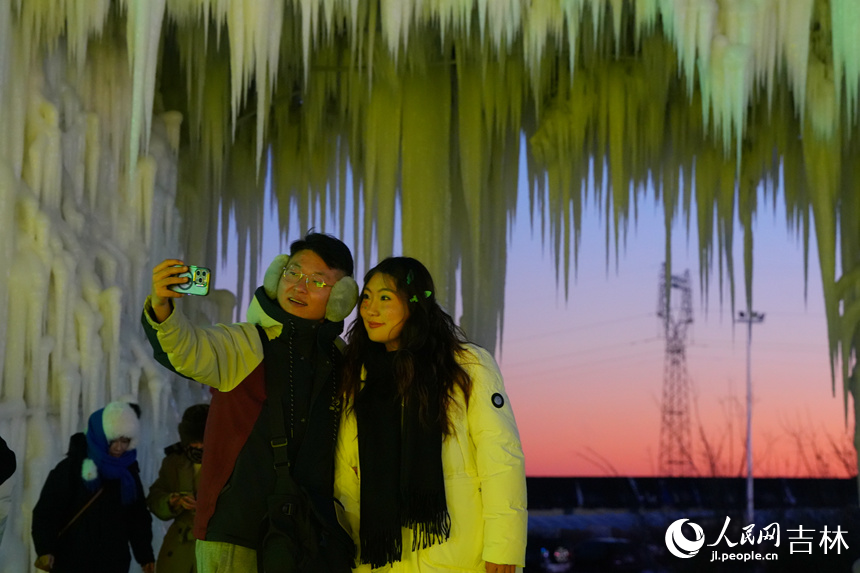 游客在冰雕造型前合影留念。人民網記者 李洋攝