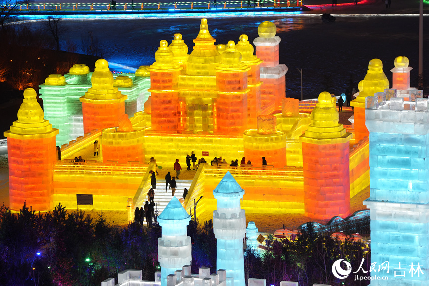 游客在大型主題冰雕里內觀賞。人民網記者 李洋攝