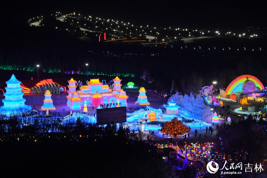 在大型主題冰雕的不遠處，滑雪場正在上演著夜滑的速度與激情。人民網記者 李洋攝