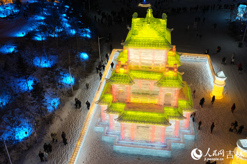 長春冰雪新天地景區內的大型冰雕。人民網記者 李洋攝