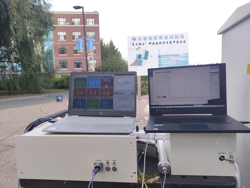    中國科學院東北地理與農業生態研究所溫室氣體濃度監測測試現場。