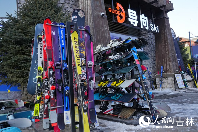 松花湖雪街展示的冰雪裝備。人民網記者 李洋攝