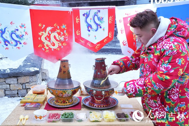 松花湖雪街上供游客品嘗的烏拉滿族火鍋。人民網記者 李洋攝