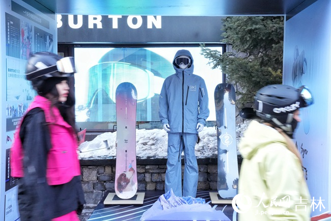 松花湖雪街展示的冰雪服飾。人民網記者 李洋攝