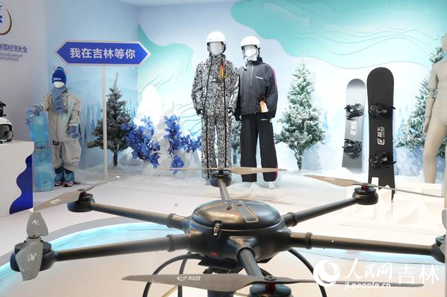 北大湖雪街展示的吉林本土冰雪裝備。人民網記者 李洋攝