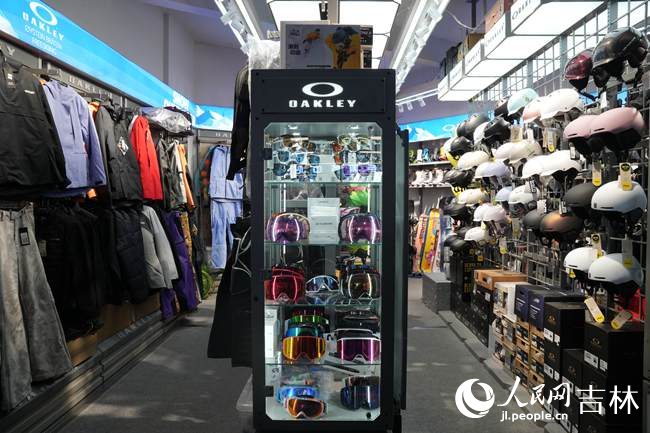 北大湖雪街展示的冰雪裝備。人民網記者 李洋攝