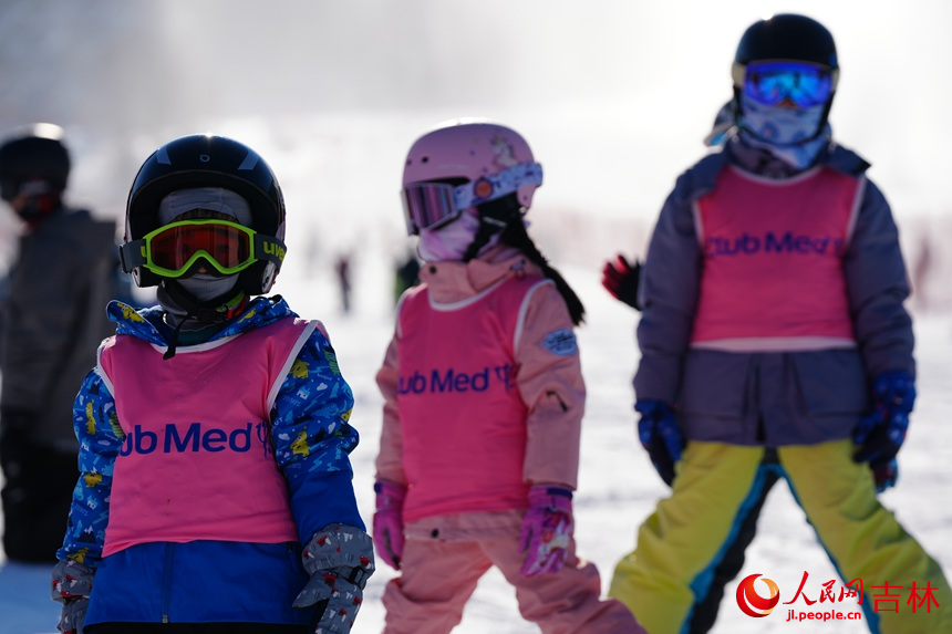 小朋友們在吉林北大湖滑雪度假區暢滑粉雪。人民網記者 李洋攝