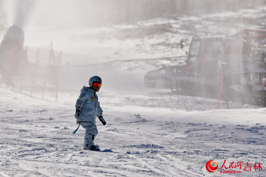 一名小朋友在吉林北大湖滑雪度假區暢滑粉雪。人民網記者 李洋攝