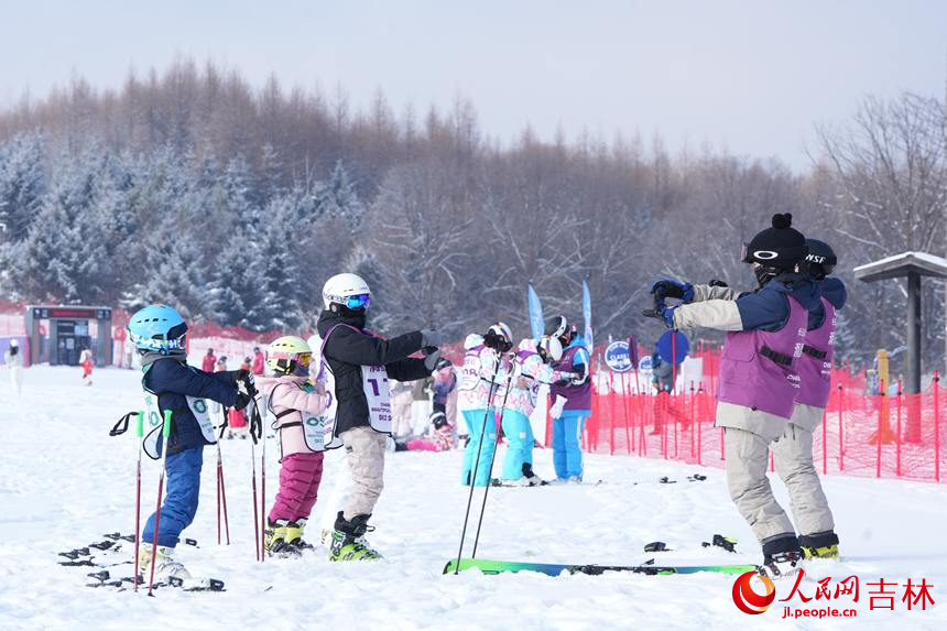 在長白山滑雪度假區，教練帶著小朋友們進行滑雪前的熱身運動。人民網記者 李洋攝