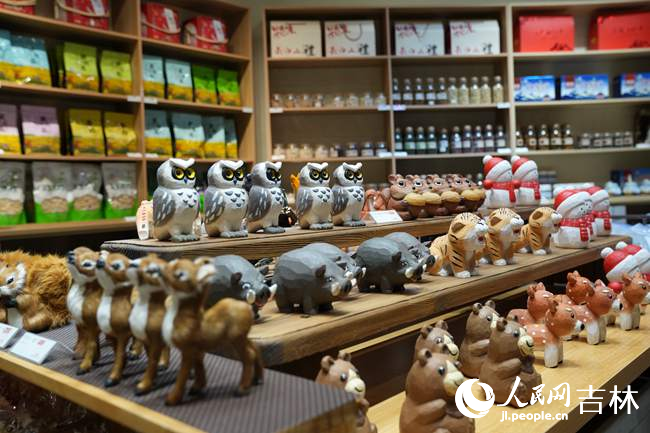 長白山雪街展示的文創產品。人民網記者 李洋攝