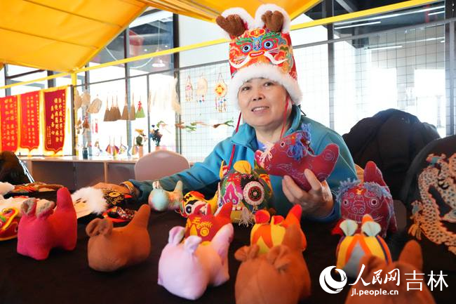 長春天定山雪街展示的非遺項目和文創產品。人民網記者 李洋攝