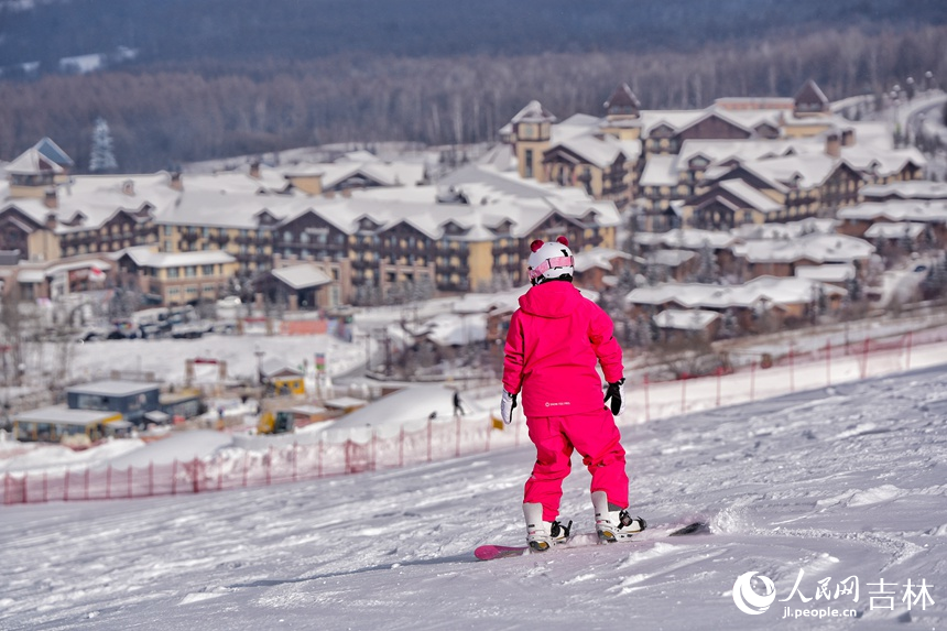 滑雪愛好者在白山市華美圣地山地滑雪場暢滑粉雪（12月21日攝）。人民網記者李洋攝