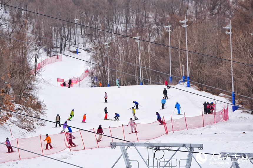 在吉林北大湖滑雪度假區，來自全國各地的滑雪愛好者在群山與樹影間飛馳而下，享受冰雪運動的激情與快樂（12月20日攝）。人民網記者 李洋攝