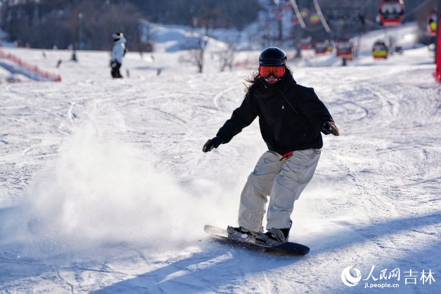 一名雪友在吉林松花湖滑雪度假區暢滑粉雪（12月19日攝）。人民網記者 李洋攝