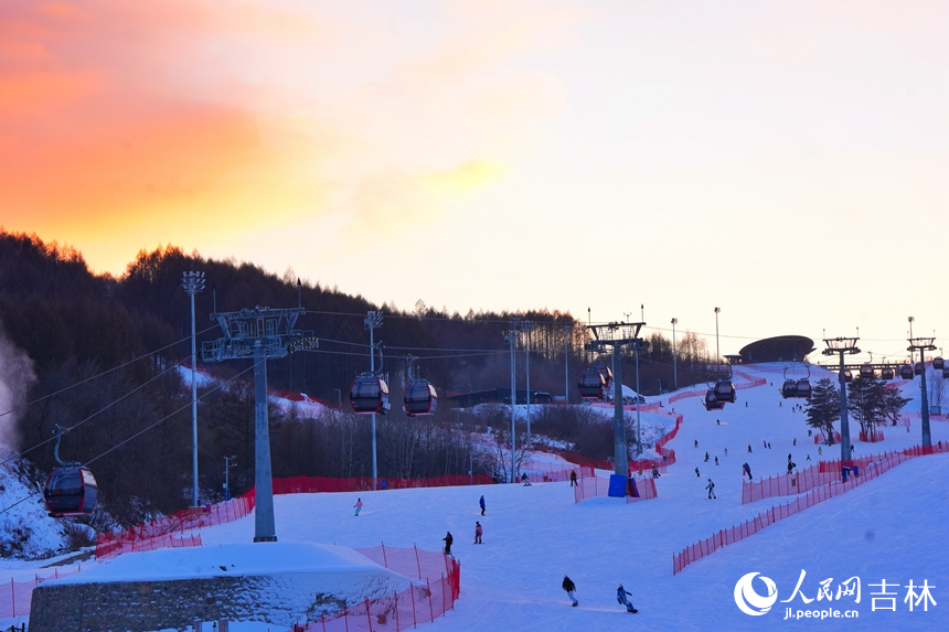 雪友們在吉林通化萬峰滑雪度假區滑雪（12月21日攝）。人民網記者 李洋攝