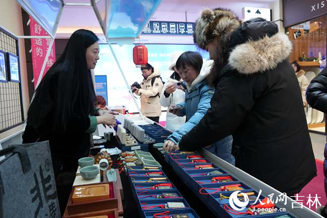 游客在長春天定山雪街逛展。人民網記者 李洋攝