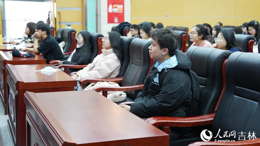 宣講會吸引了眾多吉大學子積極參與。人民網記者 李思玥攝