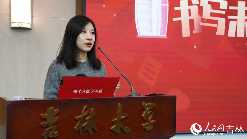 人民網人力資源部黃施施介紹招聘細則。人民網記者 李成偉攝