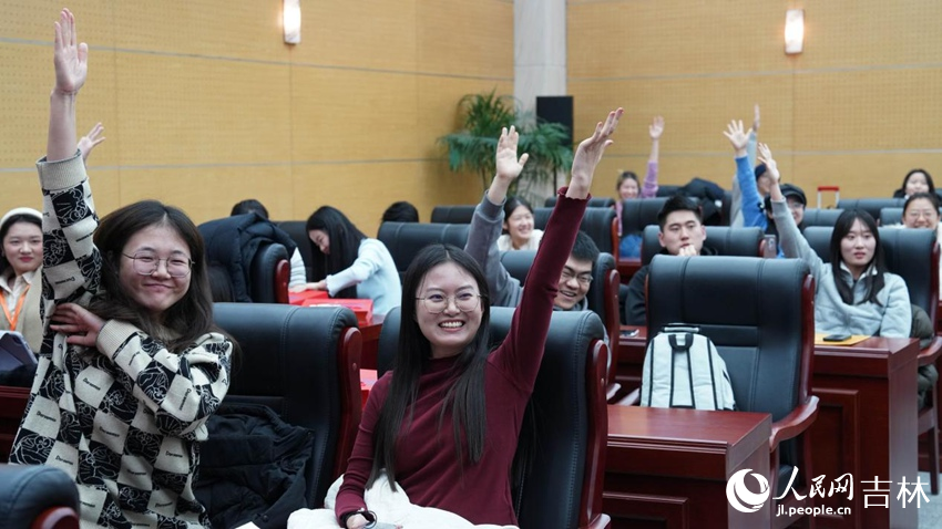 活動現場，同學們積極參與到互動環節中。人民網記者李成偉攝