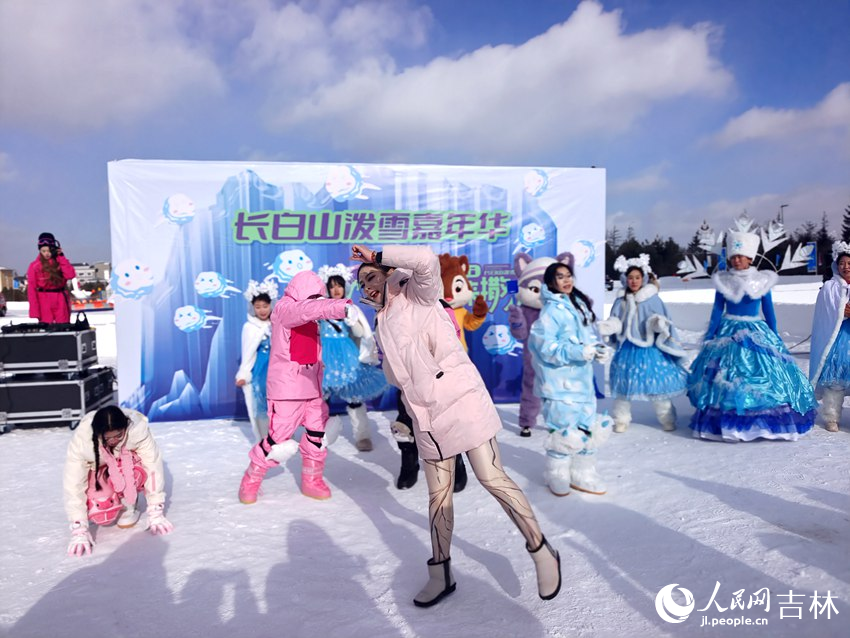 長白山潑雪嘉年華活動現場。人民網記者 關思聰攝