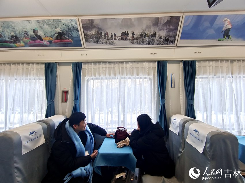 百余名嘉賓、旅客踏上了長白山“雪國專列”。人民網記者 關思聰攝