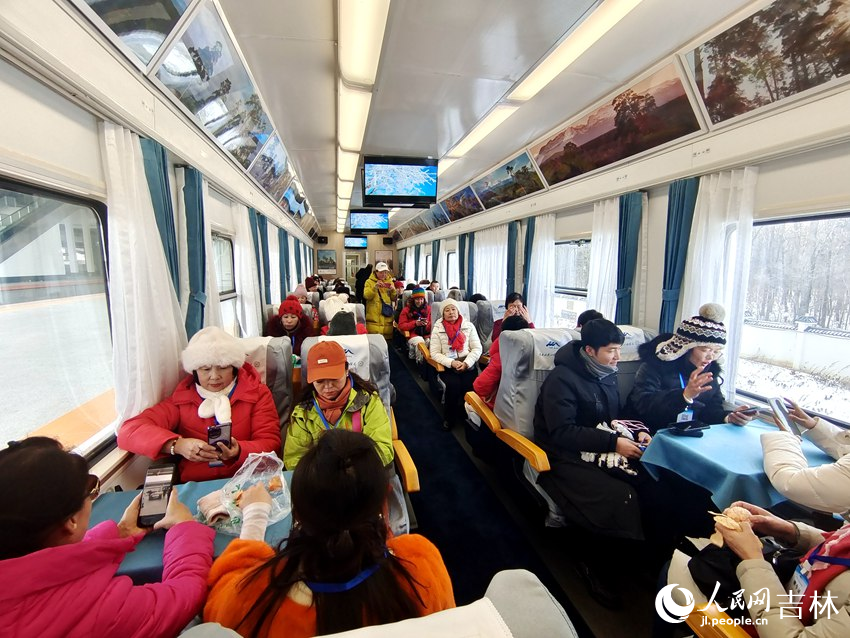百余名嘉賓、旅客踏上了長白山“雪國專列”。人民網記者 關思聰攝