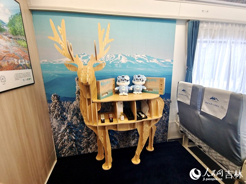 長白山“雪國列車”內展示區域。人民網記者 關思聰攝