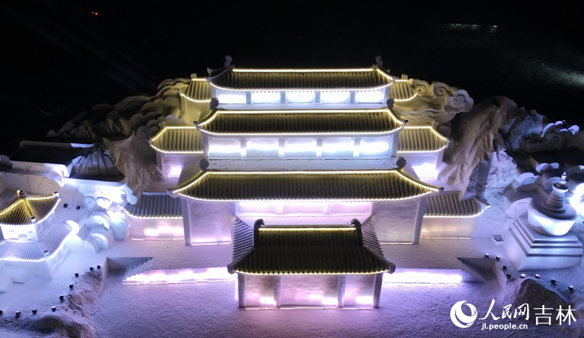 夜景下的“云頂天宮”。人民網 邱茜攝