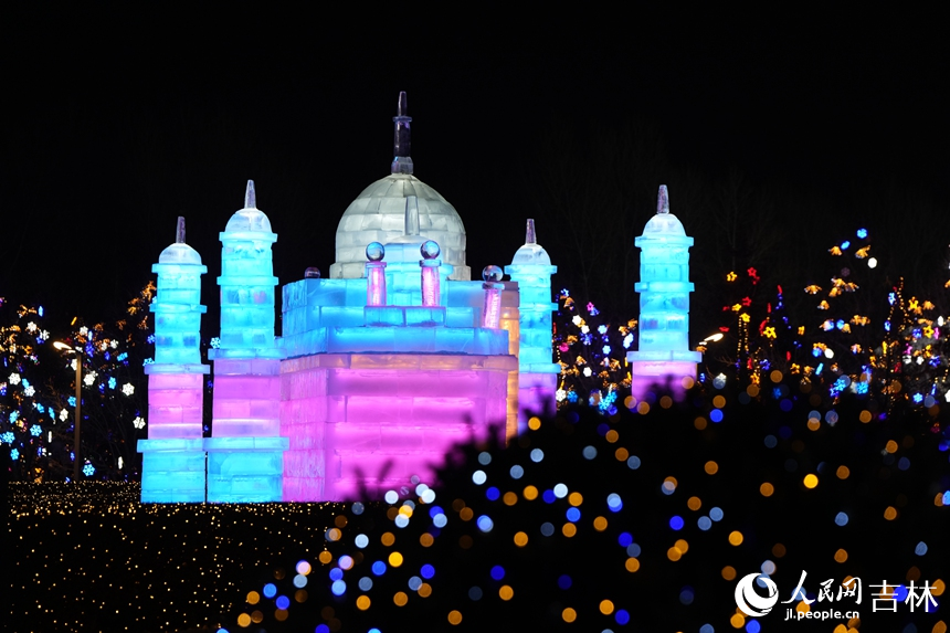 近日，長春世界雕塑公園內的一組組大型冰雕相繼建成，在璀璨的燈光照射下格外動人。人民網記者 李洋攝