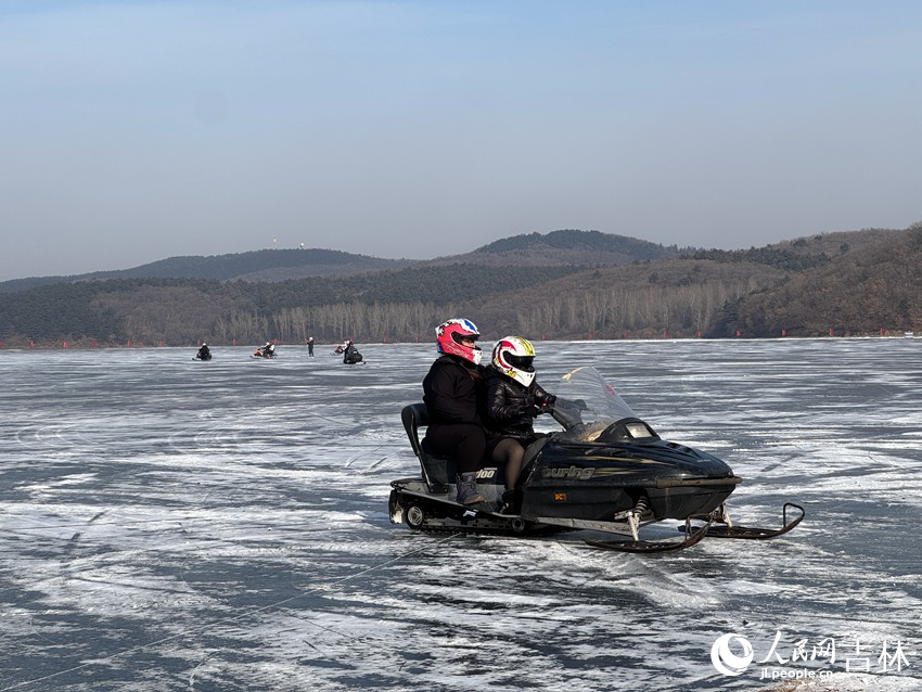 雪地摩托車。人民網記者 李思玥攝