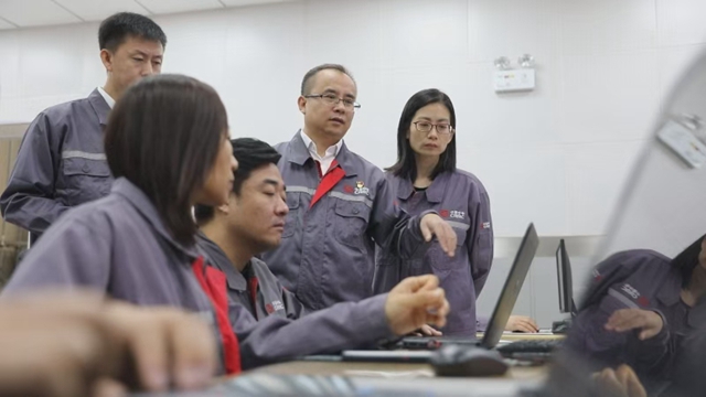朱彥（右二）和團隊開展動車組研發工作。（中車長春軌道客車股份有限公司供圖）