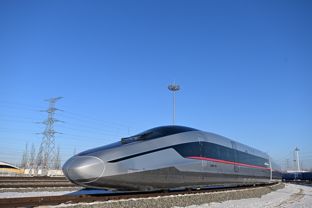 CR450BF動車組在中車長客股份公司進行調試。（中車長春軌道客車股份有限公司供圖 李顏君攝）