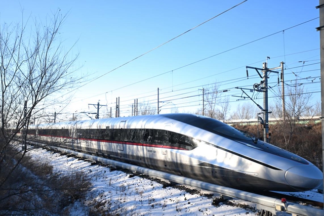 CR450BF動車組在中車長客股份公司進行調試。（中車長春軌道客車股份有限公司供圖 李顏君攝）