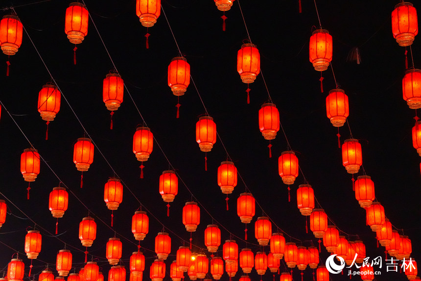 千組紅燈籠點亮冬夜，年味十足。人民網記者 李洋攝