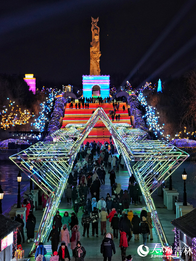 長春世界雕塑園中的“冰雪+光影”藝術場景。人民網記者 李洋攝