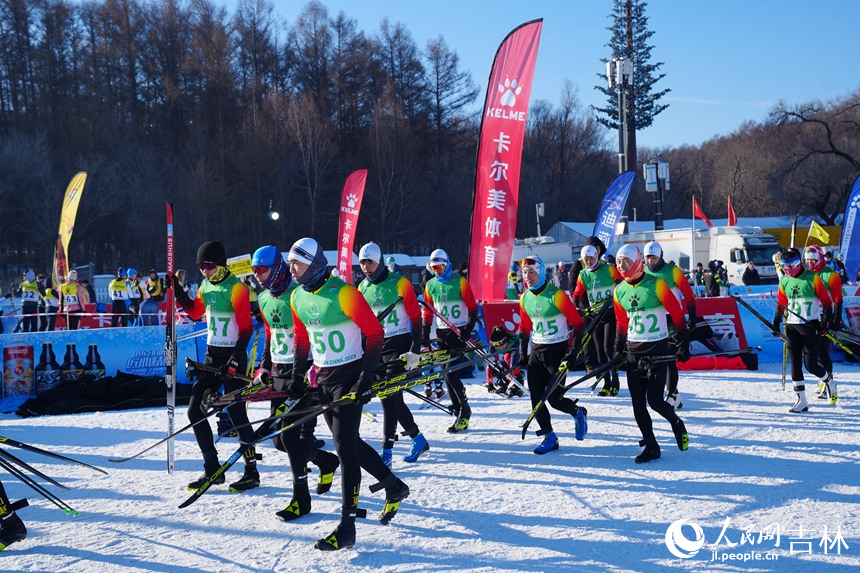 賽前選手們進行熱身運動。人民網記者 李洋攝