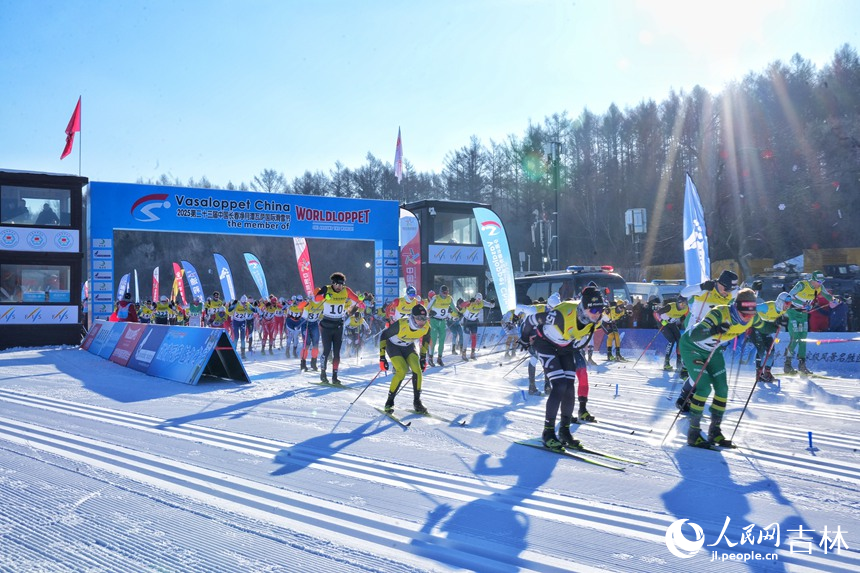 1月4日,第23屆中國長春凈月潭瓦薩國際滑雪節鳴槍開賽。人民網記者 李洋攝