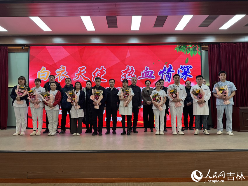 活動現場，衛健系統領導為參與無償獻血的醫護人員獻上鮮花，并表示慰問。人民網記者 李思玥攝